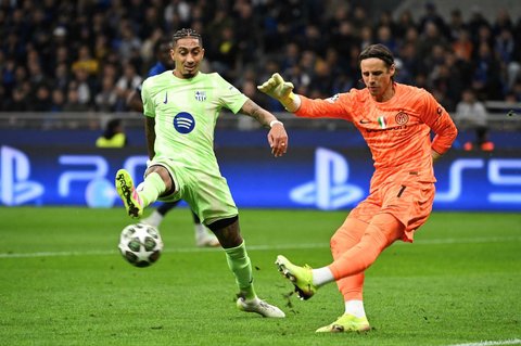 Aksi Yann Sommer melakukan penyelamatan krusial selama pertandingan Inter Milan vs Barcelona dalam leg kedua semifinal Liga Champions 2024/2025 di Stadion San Siro, Milan, Italia, pada Rabu (7/5/2025) dini hari WIB.