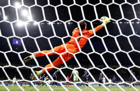 Aksi Yann Sommer melakukan penyelamatan krusial selama pertandingan Inter Milan vs Barcelona dalam leg kedua semifinal Liga Champions 2024/2025 di Stadion San Siro, Milan, Italia, pada Rabu (7/5/2025) dini hari WIB.