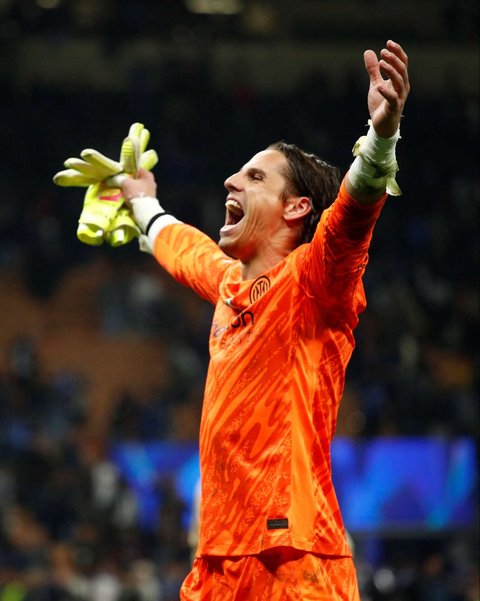 Yann Sommer melakukan selebrasi setelah mengantarka Inter Milan memenangkan laga penuh drama melawan Barcelona dalam leg kedua semifinal Liga Champions 2024/2025 di Stadion San Siro, Milan, Italia, pada Rabu (7/5/2025) dini hari WIB.