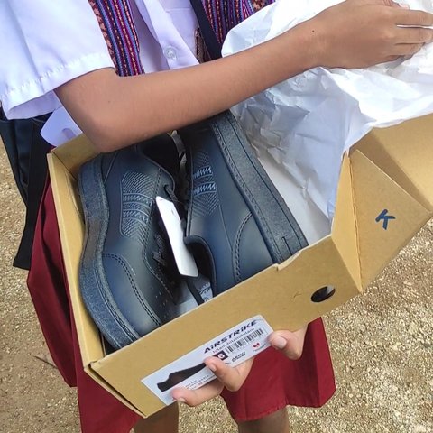 Hadiah dari Gibran untuk murid SD di Kupang