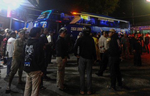 Murid SMK Lingga Kencana, Depok  yang selamat dari kecelakaan bus pariwisata di Desa Palasari, Kecamatan Ciater, Kabupaten Subang menangis terharu saat tiba  di Limo, depok, jawa Barat, Minggu subuh (12/05/2024). Berdasarkan data sementara Dinas Kesehatan Kabupaten Subang, korban meninggal dunia sebanyak 11 orang yakni 9 siswa dan satu guru SMK Lingga Kencana Depok dan seorang pengendara sepeda motor.