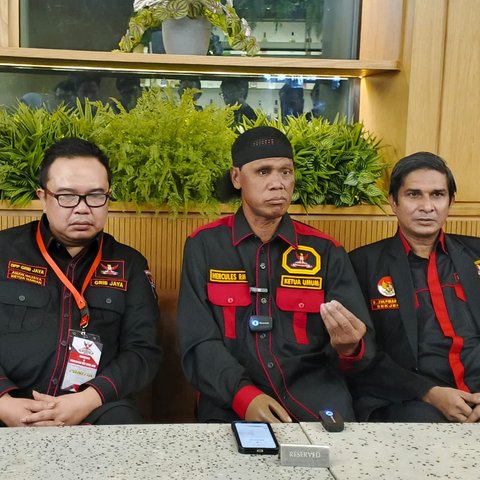 Ketua Umum DPP Grib Jaya, Hercules Rosario de Marshal (tengah) (Istimewa)