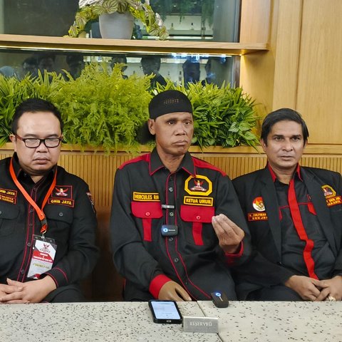 Ketua Umum DPP Grib Jaya, Hercules Rosario de Marshal (tengah) (Istimewa)