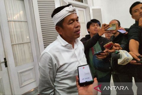 Gubernur Jawa Barat, Dedi Mulyadi, menghentikan sementara dana hibah untuk yayasan pendidikan karena ditemukan penyelewengan dan penyalahgunaan dana yang tidak merata dan tepat sasaran.