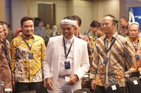 Gubernur Jawa Barat yang juga pemegang saham pengendali Bank BJB, Dedi Mulyadi saat menghadiri Rapat Umum Pemegang Saham (RUPS) 2024 Bank BJB di Bandung, Jawa Barat, pada Rabu (16/4/2025).