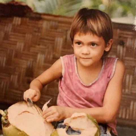 Luna tumbuh menjadi anak yang cenderung tomboi dan cuek. Sementara Maxime tumbuh menjadi anak yang dekat dengan ibunya.