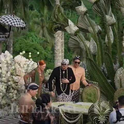 Potret Ganteng dan Gagah Maxime Bouttier dalam Balutan Beskap Hitam di Momen Akad Nikah