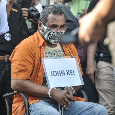 Tersangka John Kei dihadirkan saat rekonstruksi di Perumahan Tytyan Indah, Bekasi, Jawa Barat, Senin (6/7/2020). Dalam rekonstruksi tersebut John Kei dan tersangka lainnya memperagakan adegan perencanaan penyerangan terhadap kelompok Nus Kei. (merdeka.com/Iqbal S. Nugroho)