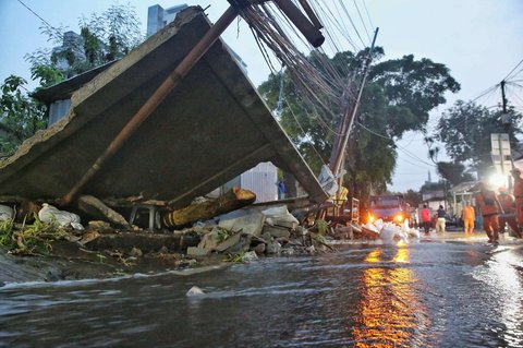 Kondisi tembok beton roboh setelah terjadi hujan deras di kawasan Kalibata Timur, Jakarta Selatan, pada Rabu (7/5/2025).