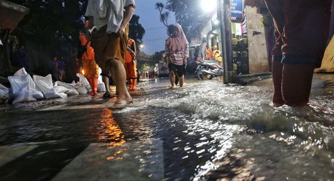Kondisi tembok beton roboh setelah terjadi hujan deras di kawasan Kalibata Timur, Jakarta Selatan, pada Rabu (7/5/2025).