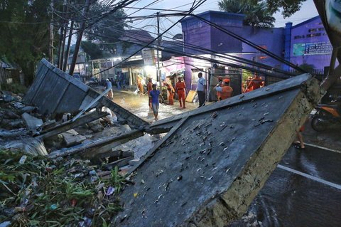 Kondisi tembok beton roboh setelah terjadi hujan deras di kawasan Kalibata Timur, Jakarta Selatan, pada Rabu (7/5/2025).