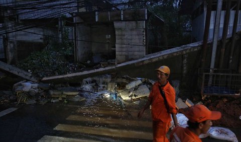 Kondisi tembok beton roboh setelah terjadi hujan deras di Jalan Kalibata Timur, Jakarta Selatan, pada Rabu (7/5/2025).