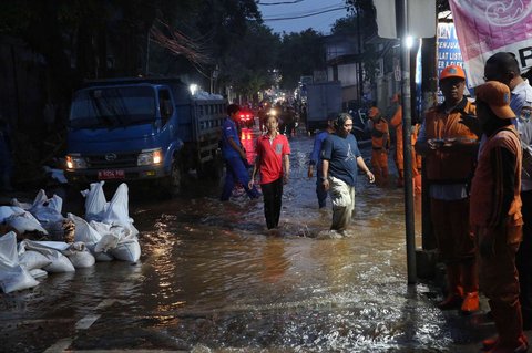 Sejumlah petugas melakukan penanganan terhadap tembok beton roboh setelah terjadi hujan deras di kawasan Kalibata Timur, Jakarta Selatan, pada Rabu (7/5/2025).