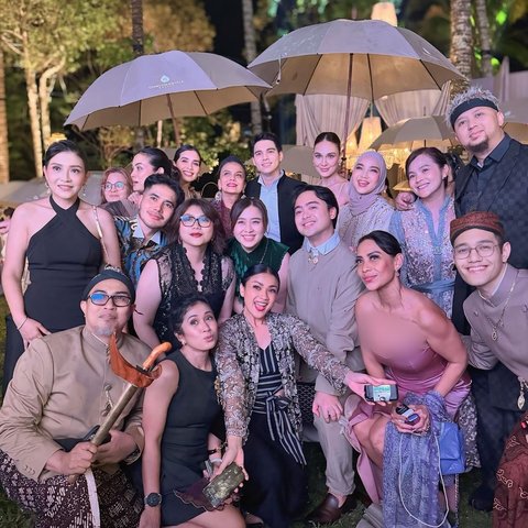 Para tamu undangan yang terdiri atas berbagai kalangan terlihat ikut berbahagia di momen spesial Luna Maya-Maxime Bouttier ini.