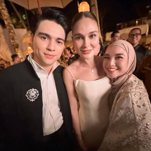 Luna Maya tak kenal lelah untuk melayani permintaan selfie dari para tamu undangan. Beberapa dari mereka merupakan rekan artis hingga pejabat.