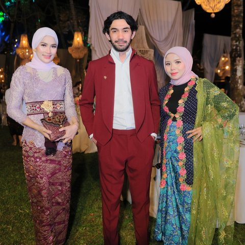 Salah satu rekan artis yang hadir adalah Reza Rahadian. Aktor ganteng itu tampil dengan nuansa merah yang menggambarkan kepercayaan diri.