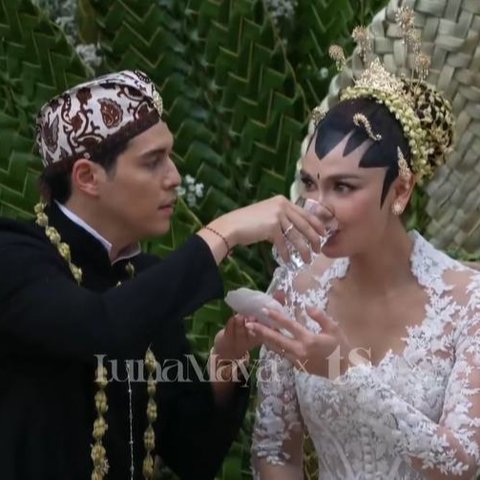 Kemudian dilanjutkan dengan meminum air putih jernih. Yang menjadi penanda bahwa suami istri harus sama-sama berpikir dengan kepala jernih.