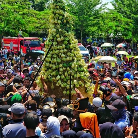 Wamensos Agus Jabo Priyono menyebut Gerebeg Ketupat di Magelang sebagai momentum kebangkitan ekonomi masyarakat, mendorong pemberdayaan dan pengembangan UMKM serta sektor pariwisata.