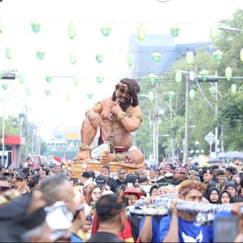 Ribuan warga Semarang antusias menyaksikan pawai ogoh-ogoh yang meriah, menampilkan keberagaman budaya dan toleransi antarumat beragama dalam Festival Seni Budaya Lintas Agama.
