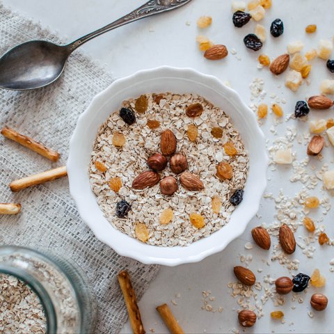 Siapa bilang orang diet tidak bisa makan bubur? Kamu bisa coba menu bubur buah berbahan dasar oat ini (Foto: Unsplash.com/Margarita Zueva)