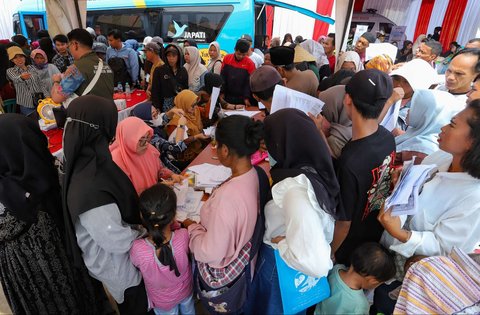 Warga tampak memadati stan dan mobil pelayanan administrasi kependudukan milik Dinas Kependudukan dan Catatan Sipil (Disdukcapil) Kabupaten Bogor yang digelar di kawasan Parung Panjang, Kamis (8/5/2025).