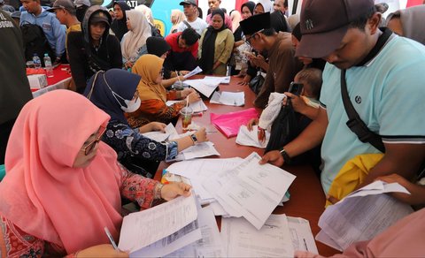 Warga tampak memadati stan dan mobil pelayanan administrasi kependudukan milik Dinas Kependudukan dan Catatan Sipil (Disdukcapil) Kabupaten Bogor yang digelar di kawasan Parung Panjang, Kamis (8/5/2025).