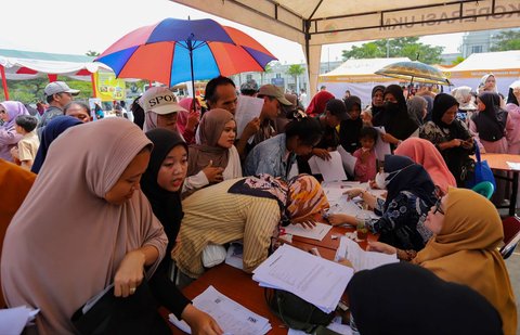 Warga tampak memadati stan dan mobil pelayanan administrasi kependudukan milik Dinas Kependudukan dan Catatan Sipil (Disdukcapil) Kabupaten Bogor yang digelar di kawasan Parung Panjang, Kamis (8/5/2025).