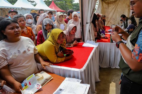 Warga tampak memadati stan dan mobil pelayanan administrasi kependudukan milik Dinas Kependudukan dan Catatan Sipil (Disdukcapil) Kabupaten Bogor yang digelar di kawasan Parung Panjang, Kamis (8/5/2025).