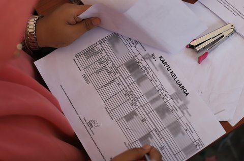 Warga tampak memadati stan dan mobil pelayanan administrasi kependudukan milik Dinas Kependudukan dan Catatan Sipil (Disdukcapil) Kabupaten Bogor yang digelar di kawasan Parung Panjang, Kamis (8/5/2025).