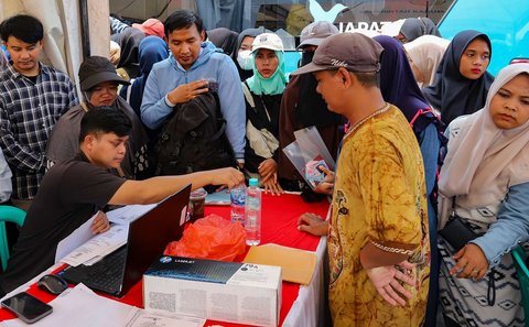 Warga tampak memadati stan dan mobil pelayanan administrasi kependudukan milik Dinas Kependudukan dan Catatan Sipil (Disdukcapil) Kabupaten Bogor yang digelar di kawasan Parung Panjang, Kamis (8/5/2025).