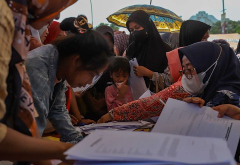 Warga tampak memadati stan dan mobil pelayanan administrasi kependudukan milik Dinas Kependudukan dan Catatan Sipil (Disdukcapil) Kabupaten Bogor yang digelar di kawasan Parung Panjang, Kamis (8/5/2025).