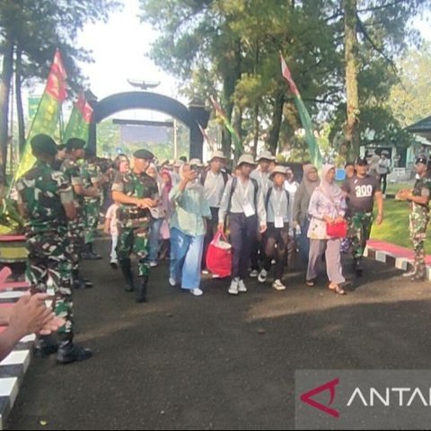 30 siswa di Cianjur menjalani pembinaan di barak militer selama dua pekan, Pemkab siapkan psikolog dan tenaga kesehatan untuk pantau kondisi mental dan fisik mereka.
