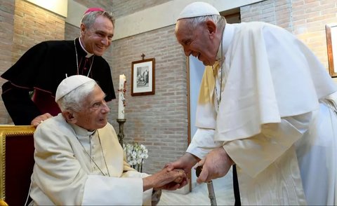 Paus Fransiskus (berdiri) bersama Paus Benediktus XVI (duduk). (Vatican Pool)