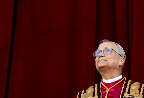 Paus Leo XIV yang baru terpilih Robert Prevost  usai para kardinal melaksanakan  konklaf di Vatikan, (08/05 2025).