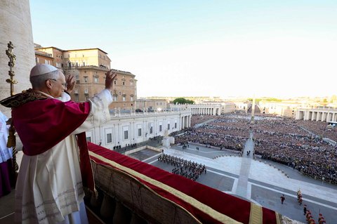 Paus Leo XIV yang baru terpilih, Robert Prevost, berbicara kepada umat khalayak dari balkon Basilika Santo Petrus untuk pertama kalinya di Vatikan, (08/05 2025).