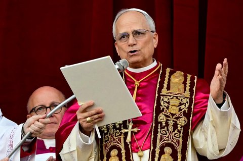 Paus Leo XIV yang baru terpilih, Robert Prevost, berbicara kepada umat dari balkon Basilika Santo Petrus untuk pertama kalinya di Vatikan, (08/05 2025).