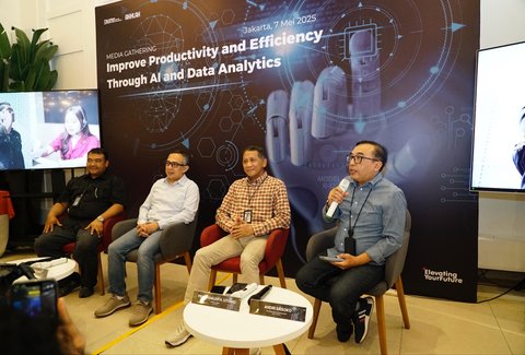 (kiri ke kanan) Direktur Operation dan Sales MDMedia Pujo Pramono, Direktur Utama Infomedia<br />Eddy Sofryano, CEO TelkomMetra Pramasaleh Haryo Utomo, dan VP Corporate Communication Telkom<br />Andri Herawan Sasoko saat foto bersama pada acara Media Gathering &ldquo;Improve Productivity and<br />Efficiency Through AI and Data Analytics&rdquo; di Jakarta, pada Rabu (7/5).