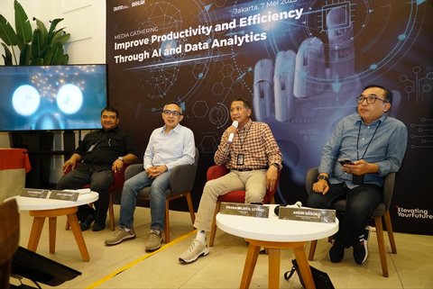 (kiri ke kanan) Direktur Operation dan Sales MDMedia Pujo Pramono, Direktur Utama Infomedia<br />Eddy Sofryano, CEO TelkomMetra Pramasaleh Haryo Utomo, dan VP Corporate Communication Telkom<br />Andri Herawan Sasoko saat foto bersama pada acara Media Gathering &ldquo;Improve Productivity and<br />Efficiency Through AI and Data Analytics&rdquo; di Jakarta, pada Rabu (7/5).