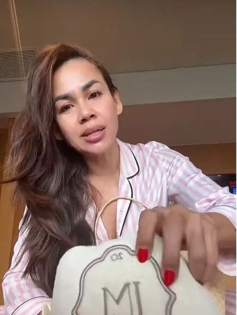 Isi hampers pernikahan Luna Maya dan Maxime Bouttier