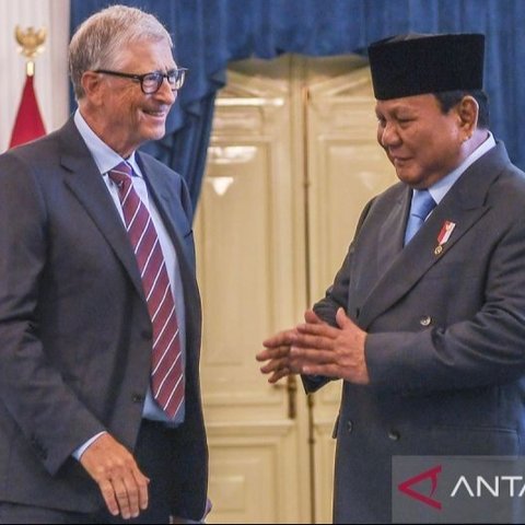 Dalam kunjungan ke Istana Merdeka, Bill Gates memberikan boneka paus kepada Bobby Kertanegara, kucing kesayangan Prabowo Subianto, menciptakan momen hangat di tengah pertemuan resmi membahas kerja sama Bill Gates Foundation di Indonesia.