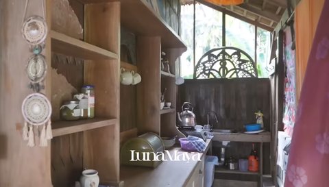 5 Potret Penginapan Terbaru Desa Maya di Bali, Luna Maya Syok Shower di Luar Kamar Mandi - Dilengkapi Dapur
