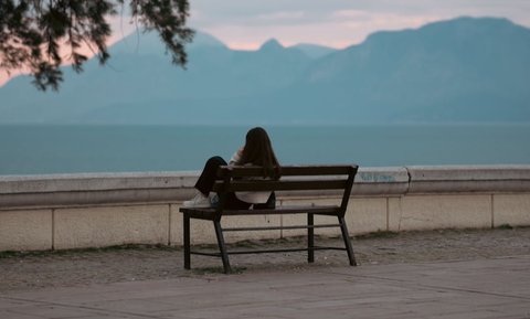 Ilustrasi Orang Sedang Sendiri