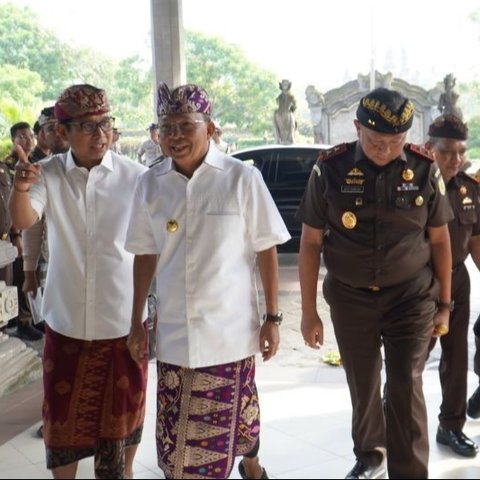 Gubernur Bali Wayan Koster tegas menolak keberadaan premanisme berkedok ormas dan menekankan pentingnya peran adat dalam menjaga keamanan Bali.