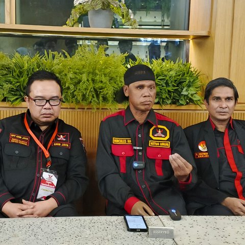 Ketua Umum DPP Grib Jaya, Hercules Rosario de Marshal (tengah) (Istimewa)