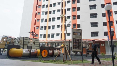 Seorang pria berjalan di dekat area bermain Rusunawa Jagakarsa, Jakarta, Jumat (9/5/2025). Pemerintah Provinsi DKI Jakarta resmi membuka hunian vertikal ini sebagai bagian dari upaya penyediaan tempat tinggal layak dan terjangkau bagi warga ibu kota.