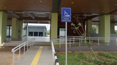 Fasilitas ramah disabilitas di Rusunawa Jagakarsa, Jakarta, Jumat (9/5/2025). Pemerintah Provinsi DKI Jakarta resmi membuka hunian vertikal ini sebagai bagian dari upaya penyediaan tempat tinggal layak dan terjangkau bagi warga ibu kota.