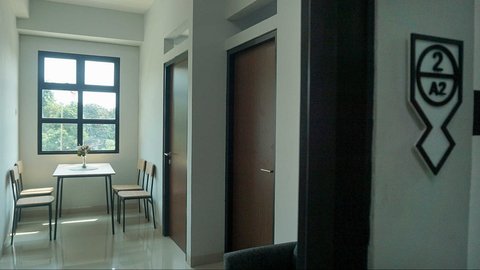 Kondisi kamar pada sebuah Rusunawa Jagakarsa, Jakarta, Jumat (9/5/2025). Pemerintah Provinsi DKI Jakarta resmi membuka hunian vertikal ini sebagai bagian dari upaya penyediaan tempat tinggal layak dan terjangkau bagi warga ibu kota.