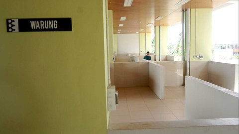 Suasana area niaga di Rusunawa Jagakarsa, Jakarta, Jumat (9/5/2025). Pemerintah Provinsi DKI Jakarta resmi membuka hunian vertikal ini sebagai bagian dari upaya penyediaan tempat tinggal layak dan terjangkau bagi warga ibu kota.