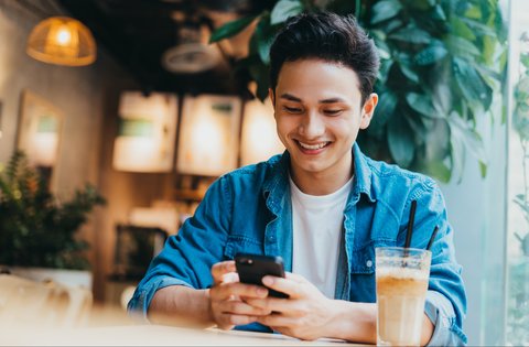 Seorang pria menggunakan ponsel.