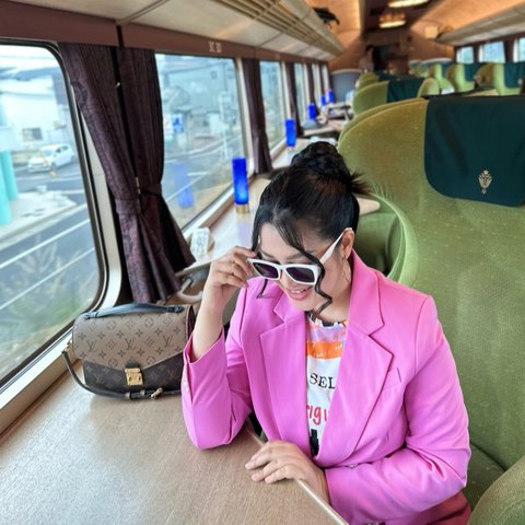Potret Fitri Carlina Sudah Tiba di Osaka, Siap Dukung Langsung Timnas Indonesia Vs Jepang di Stadion
